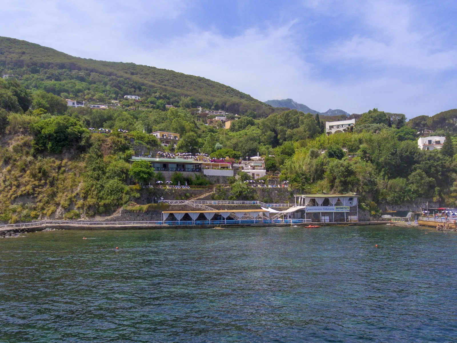 Vista aerea del ristorante e del golfo